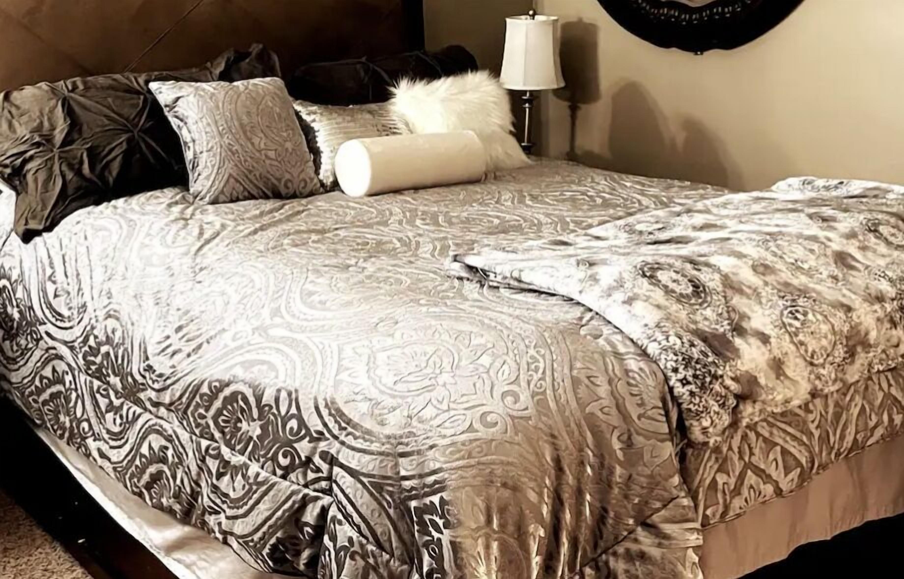 4 slaapkamers, een bureau, een strijkplank/strijkijzer, reisbedje