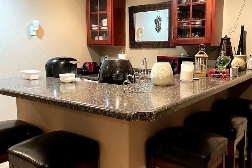 Cafetière/bouilloire, réfrigérateur, micro-ondes, four