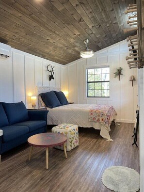 1 bedroom, free WiFi, bed sheets - On 3 Twisted Sisters Loop, Great for Motorcycles, Couples Getaway, Pets Welcome! (Leakey)