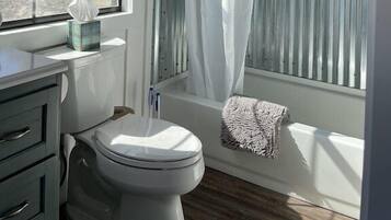 Combined shower/tub, hair dryer, towels