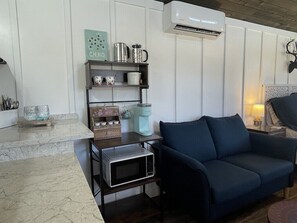 Smart TV, books - On 3 Twisted Sisters Loop, Great for Motorcycles, Couples Getaway, Pets Welcome! (Leakey)