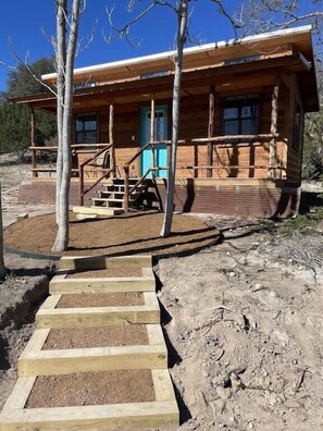 Exterior - On 3 Twisted Sisters Loop, Great for Motorcycles, Couples Getaway, Pets Welcome! (Leakey)