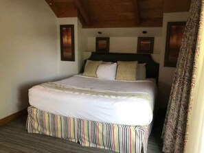 2 bedrooms, WiFi - 7 minutes to downtown Gatlinburg! Family-sized townhouse sleeps 6. (Gatlinburg)