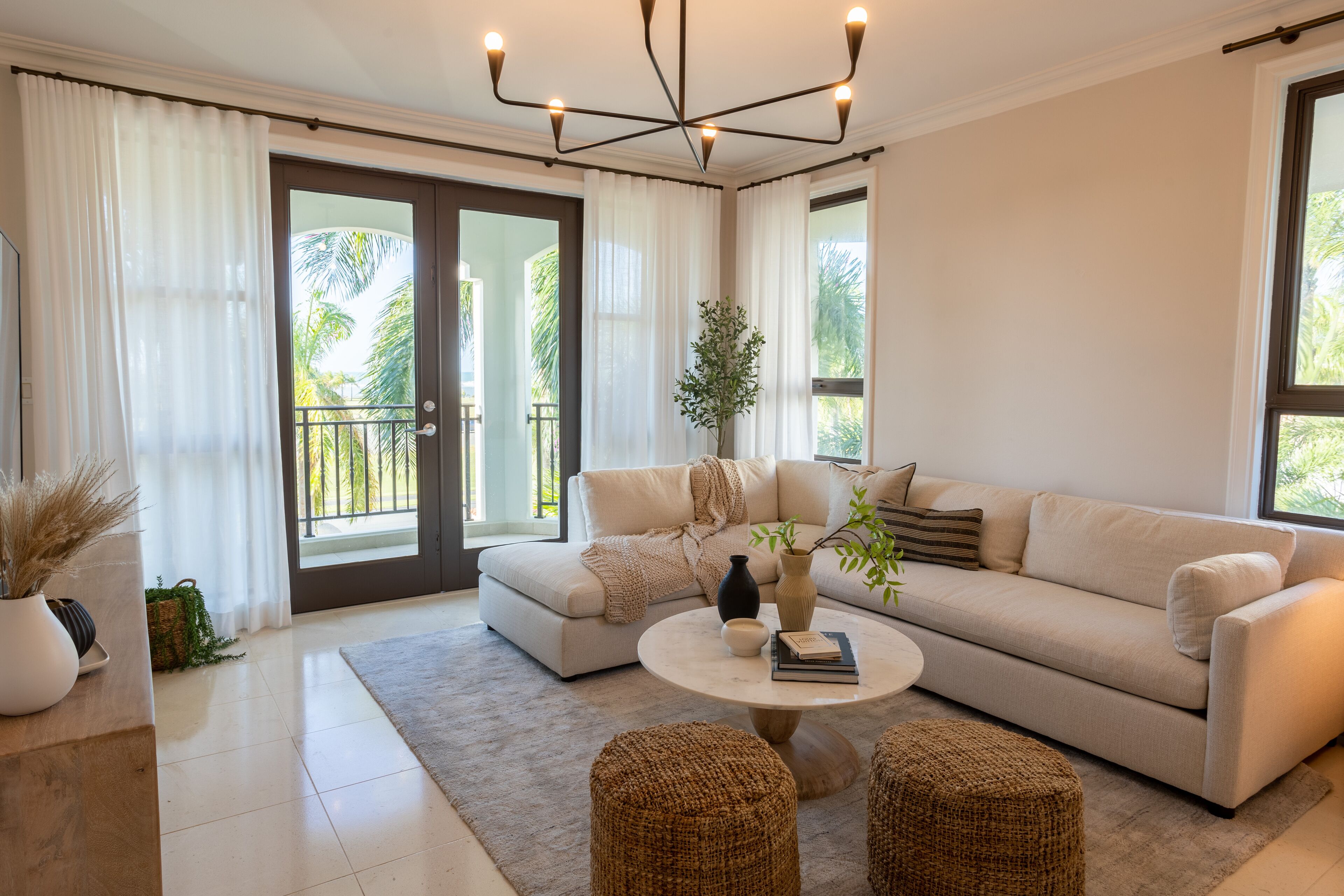 شقة ديلوكس - ٣ غرف نوم - بمنظر للمحيط | منطقة المعيشة | تلفزيون ذكي بحجم 55-بوصة يعرض قنوات تلفزيونية باشتراك مدفوع، تلفزيون