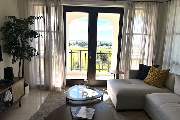 Cobertura premier | Área de estar | Smart TV 55 polegadas com canais a cabo, TV