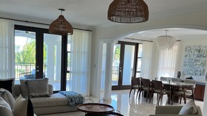 Ein geräumiges Wohnzimmer mit Sofa, Couchtisch und Essbereich.