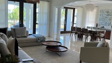 Appartement Standard, 3 chambres, vue partielle sur l'océan | Coin séjour | TV connectée de 55 pouces avec chaînes par câble, télévision