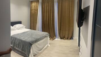 3 chambres, bureau, fer et planche à repasser, lit parapluie