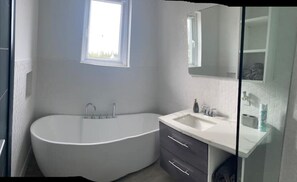 Kombinert dusj/badekar, hårføner, håndklær og såpe