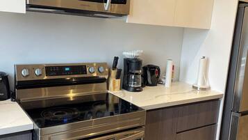 Réfrigérateur, micro-ondes, four, plaque de cuisson