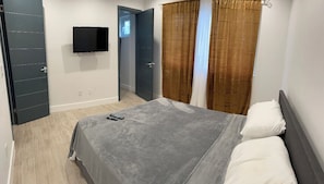 3 habitaciones, escritorio y tabla de planchar con plancha