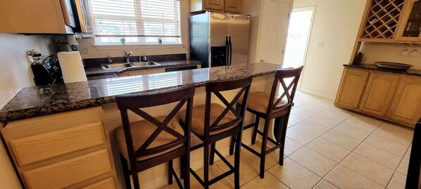 Condo, varias camas, acceso a la alberca, vista a la alberca | Cocina privada | Refrigerador, microondas, horno y parrilla de estufa