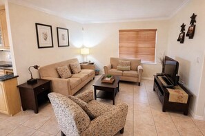 Apartment, Mehrere Betten, Poolzugang, Poolblick | Wohnbereich | Fernseher