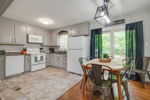 Fridge, microwave, oven, stovetop - 3BR Hampton Home, Central to HU, and Colosseum! (Hampton)