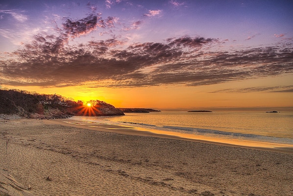 Beach nearby, sun loungers, beach towels