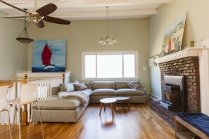 Smart TV, fireplace, books, stereo