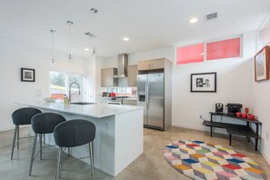 Fridge, microwave, oven, stovetop - Perfect WFH TravelStay! (Austin)