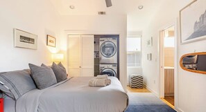 3 habitaciones, escritorio y tabla de planchar con plancha 