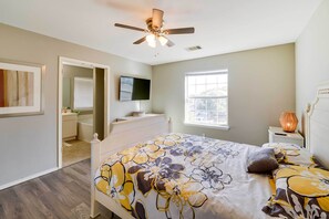 4 bedrooms, desk, free Internet, bed sheets