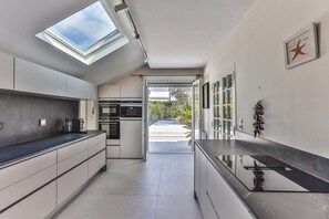 Kühlschrank, Mikrowelle, Ofen, Geschirrspüler