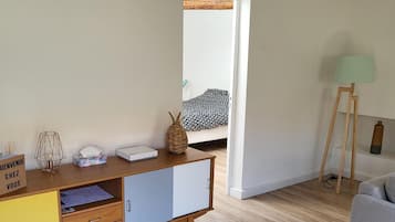1 chambre, bureau, fer et planche à repasser, lit parapluie