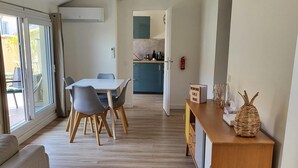 A modern interior with a dining area, kitchen, and a cozy seating space. - La Dolce Vita Nîmoise 🐊 Terrace 100 m from the Arena (Nîmes)