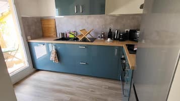 Een koelkast, een microgolfoven, een oven, een kookplaat