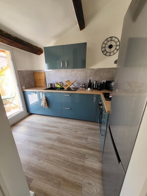 Fridge, microwave, oven, stovetop - La Dolce Vita Nîmoise 🐊 Terrace 100 m from the Arena (Nîmes)