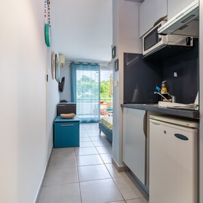 ميكروويف، ماكينة لصنع القهوة/الشاي، محمصة خبز، مستلزمات طهي/أطباق/أوعية