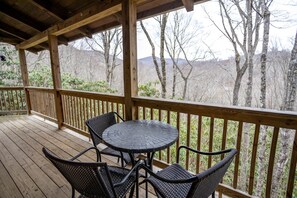 Outdoor dining - Rustic Cabin With Mountain Views (Todd)