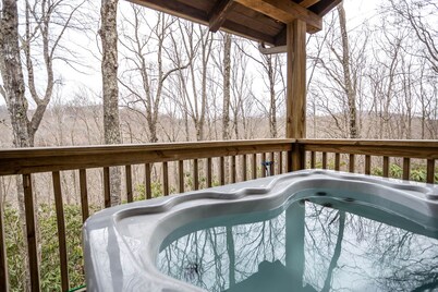 Rustic Cabin With Mountain Views