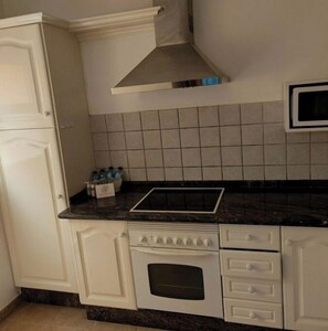 Réfrigérateur, batterie de cuisine, vaisselle et ustensiles