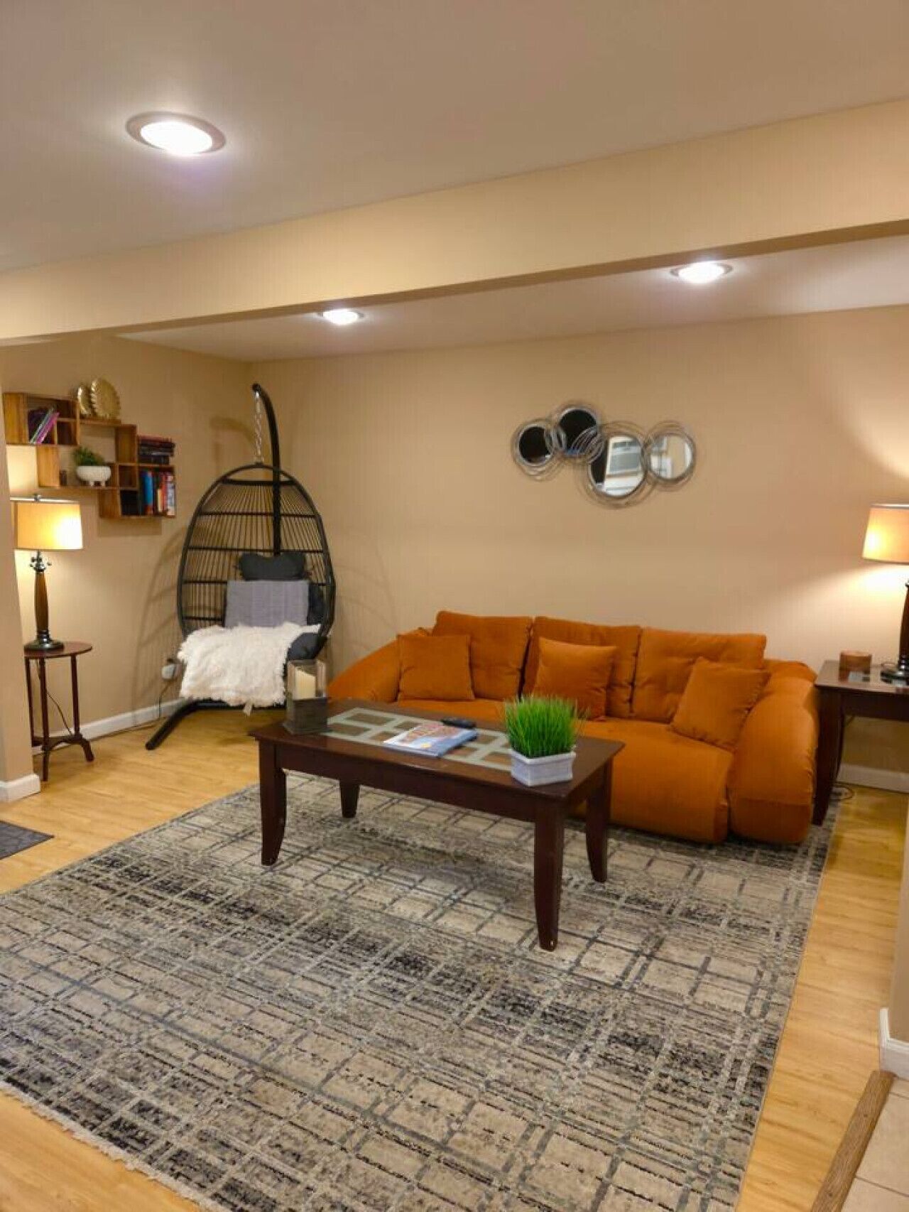 TV connectée, cheminée, livres, écrans d'ordinateur