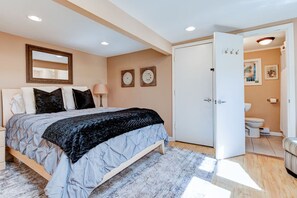 1 slaapkamer, een bureau, een strijkplank/strijkijzer, reisbedje