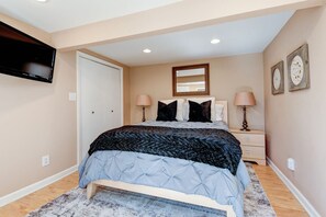 1 chambre, bureau, fer et planche à repasser, lit de bébé portatif