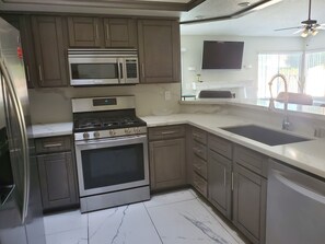 Frigorifero, microonde, forno, piano cottura