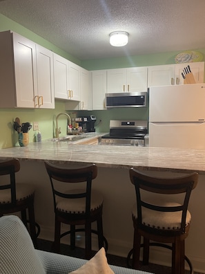 Fridge, microwave, oven, stovetop - Enjoy a GREAT walkable, Peaceful, Gated community with Indoor & 2 Outdoor pools! (Emerald Isle)