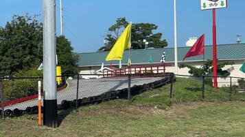 Een kartbaan met een bord voor Fun World Motorsports en een gele vlag.