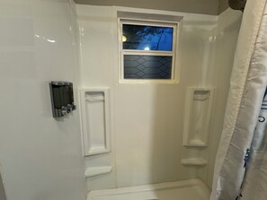 Dusche, Haartrockner, Handtücher, Seife
