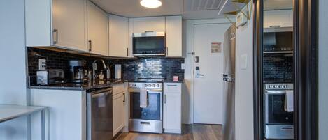 Een koelkast, een microgolfoven, een oven, een kookplaat