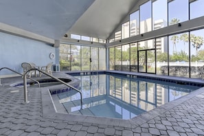 Piscine intérieure, piscine extérieure