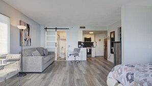 Een modern appartement met een kitchenette, een eetgedeelte en een woongedeelte.