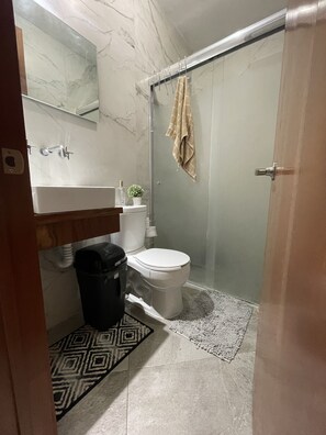 Ducha, secador de pelo, toallas, jabón