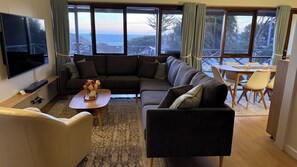 Smart TV, books, music library, stereo - Moore to Sea - Spectacular views in stylish comfort. (Guilderton)