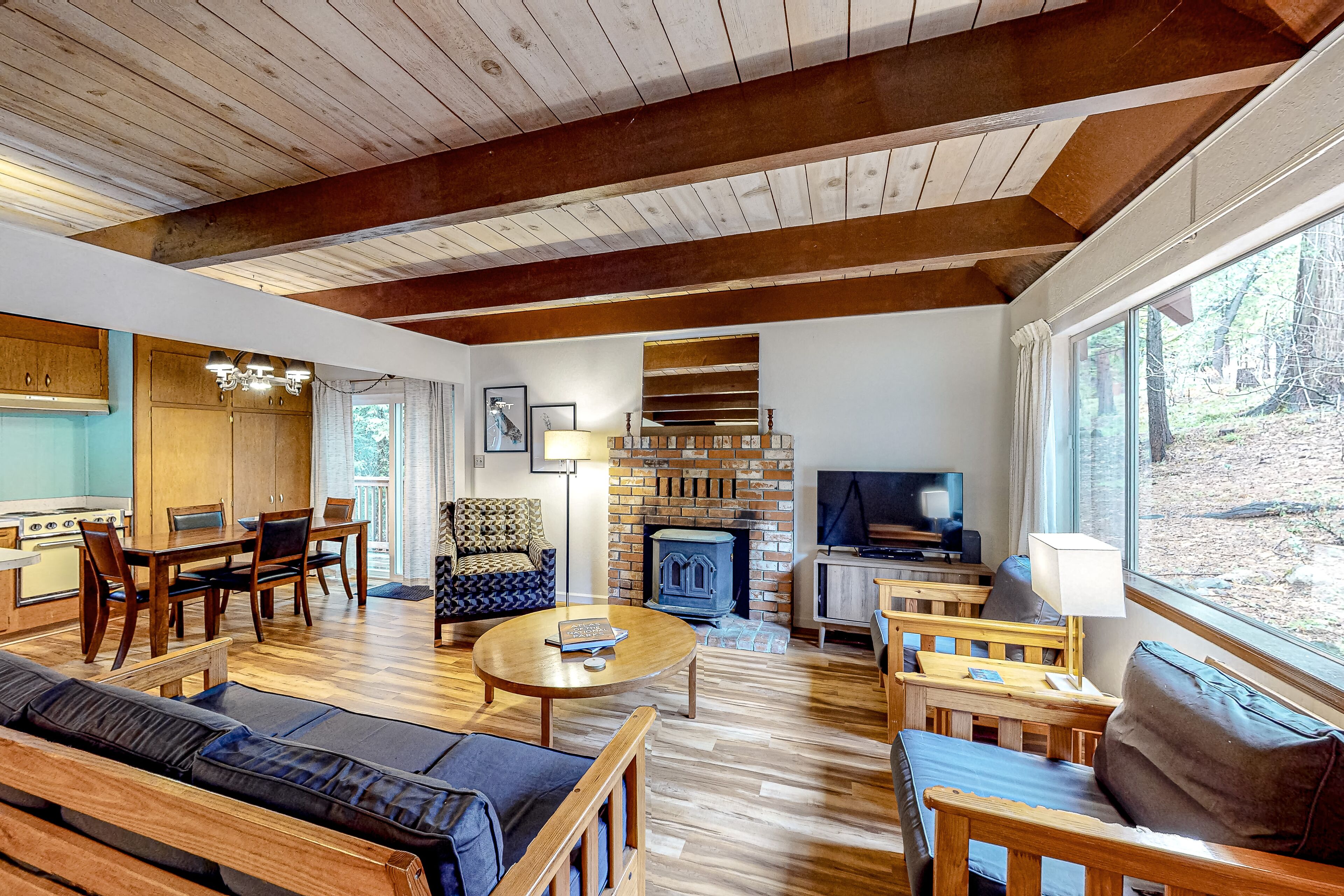 Télévision, lecteur de DVD, livres