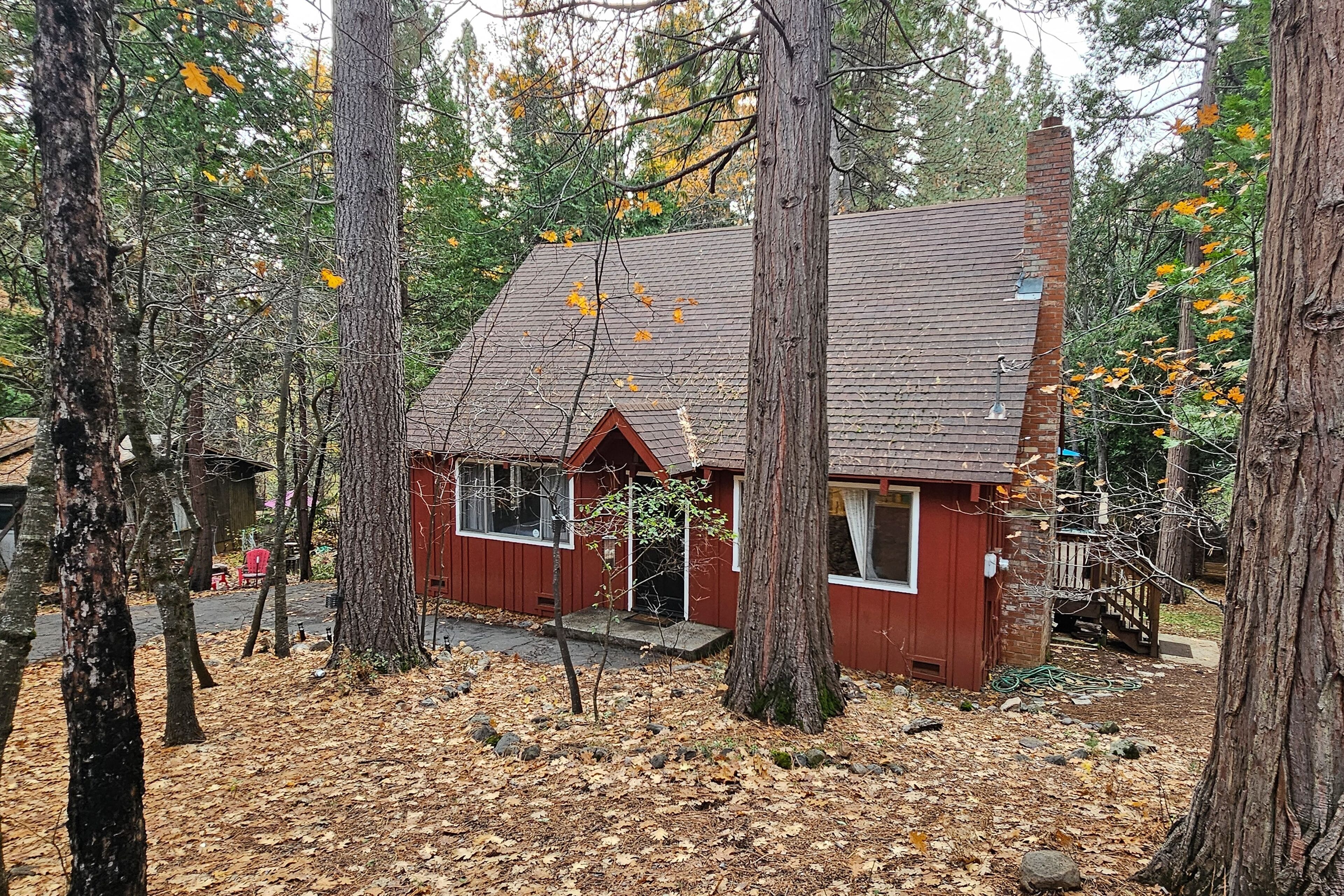 Dog-friendly retreat with fast WiFi, furnished deck, gas grill, & fire table