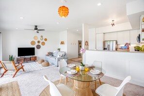 Interior - Golf course-adjacent condo with fast WiFi, washer/dryer, pool, & hot tub (Princeville)