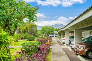 Property grounds - Golf course-adjacent condo with fast WiFi, washer/dryer, pool, & hot tub (Princeville)