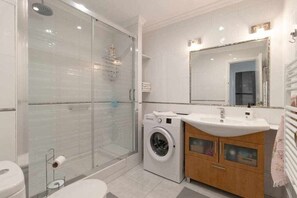 Bruser, hårtørrer, håndklæder, Toiletpapir