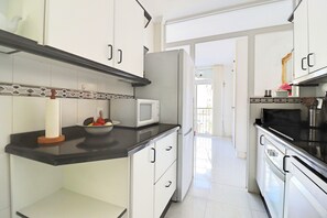 Køleskab, mikrobølgeovn, ovn, kogeplade